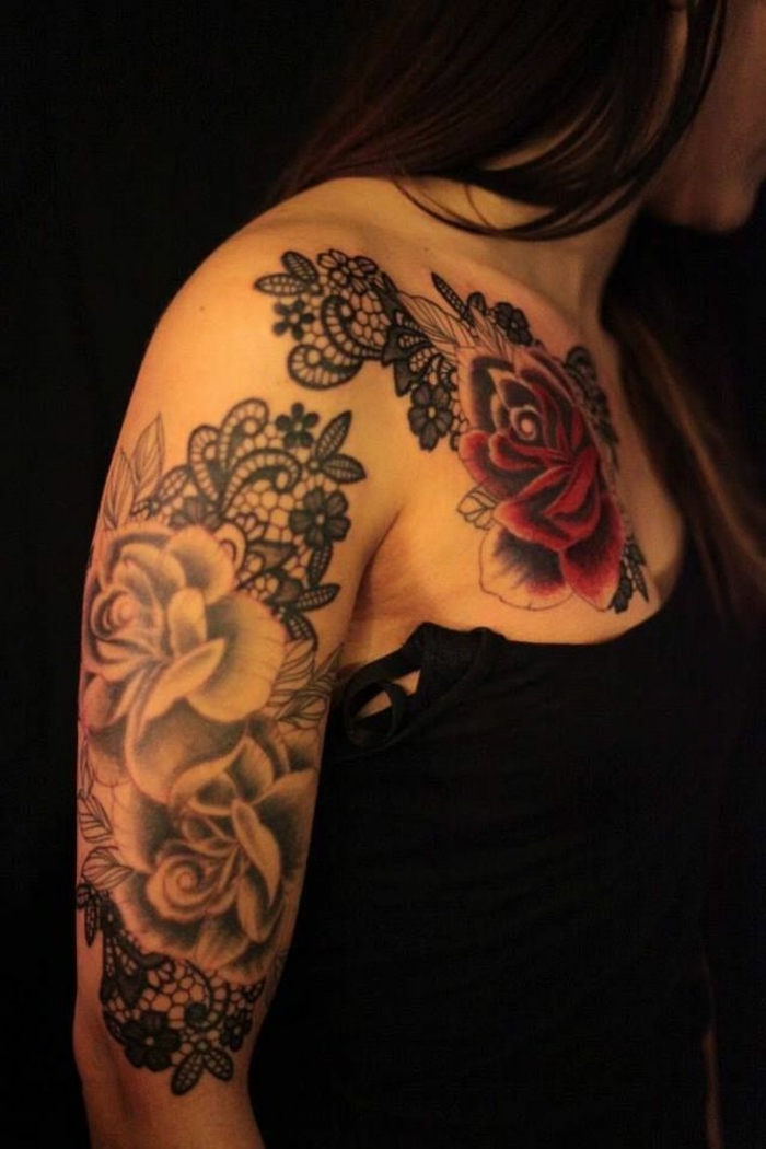 tatouage rose dentelle, épaule et bras, tatouage dentelle et motifs floraux en rouge et noir
