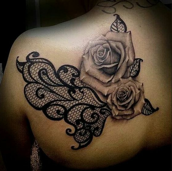 tatouage rose dentelle, feuilles en dentelle, tatouage sur l'endroit au-dessous de l'épaule