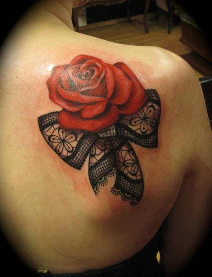 tatouage rose dentelle, rose rouge épanouie et ruban de dentelle noire