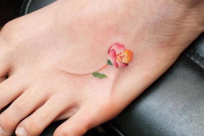 petit tattoo rose pied en couleurs petit motif de tatouage pour pieds de femme