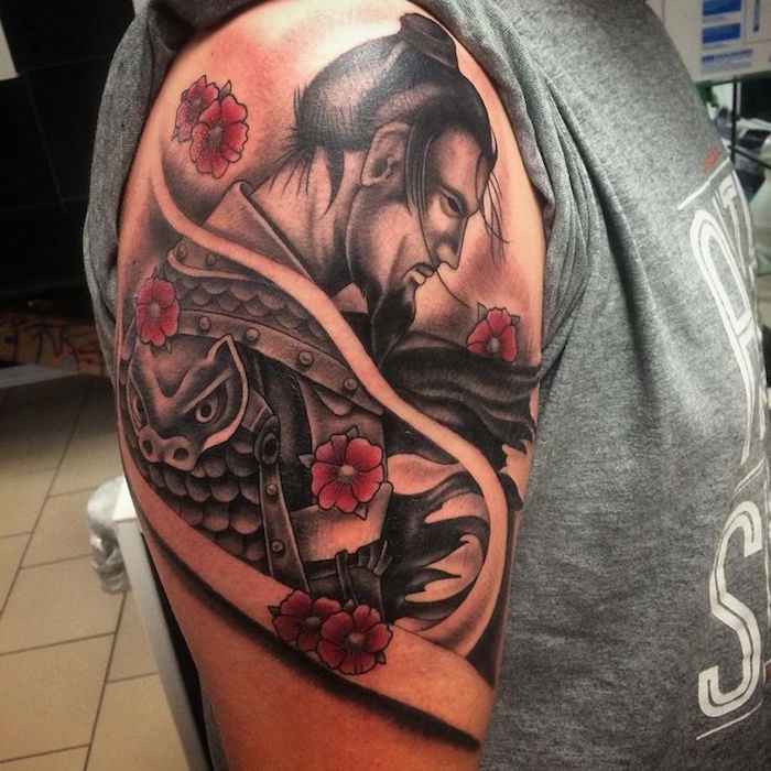 fleur japonaise tatouage samourai homme bras traditionnel