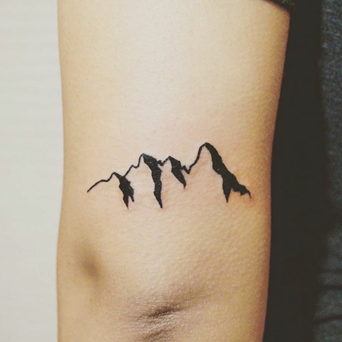 tatouage simple, montagne noire au-dessus de la coude, tatouage femme 