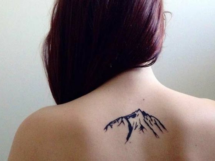 tatouage simple, montagne tatouée au dos, cheveux couleur acajou 