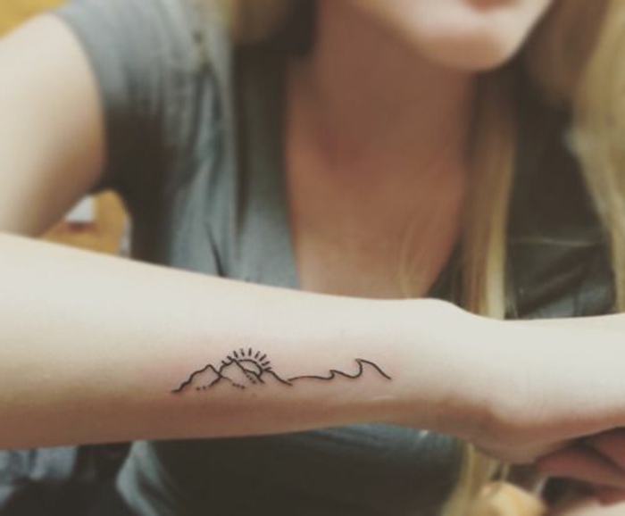 tatouage simple, tatouage montagne au-dessus du poignet, soleil