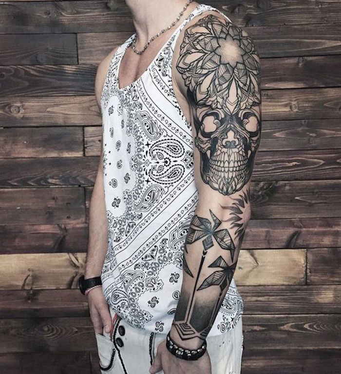 idée tatouages au bras homme noir et blanc tattoo tete de mort rosace