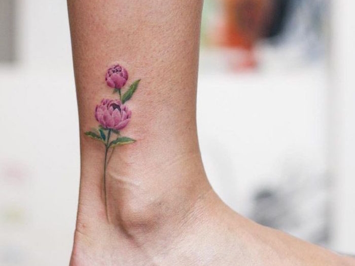 tatouage fleur pied tattoo fleurs roses sur la cheville en couleurs
