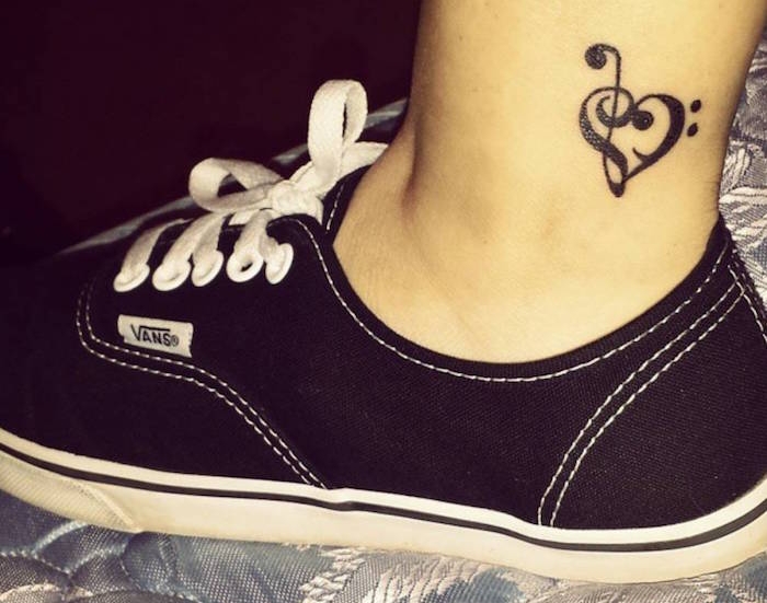 cheville tatouage clé de sol clef de fa tattoo coeur sur le pied