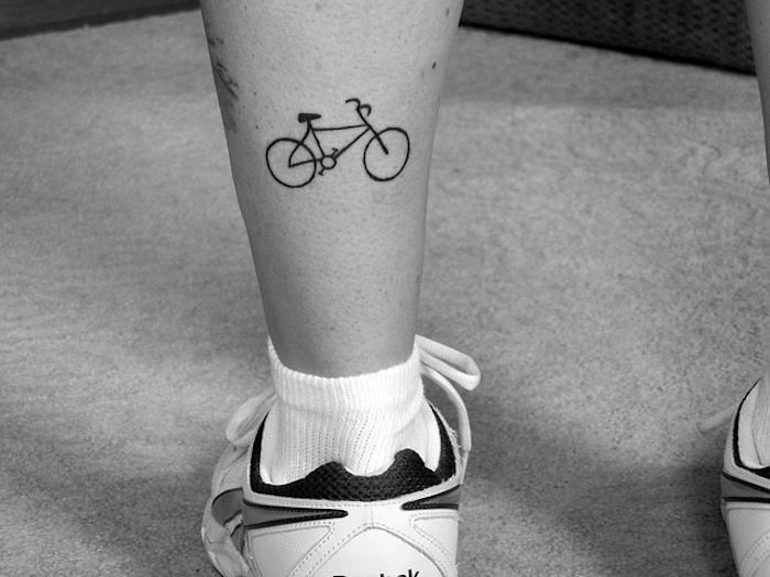 petit tatouage a la cheville tattoo vélo arrière pied ou chevilles
