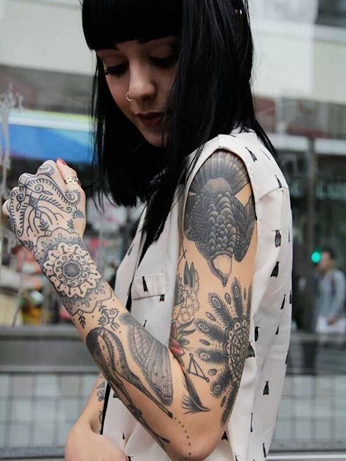 idée tatouage au bras femme rosaces mandala tattoo main style henne