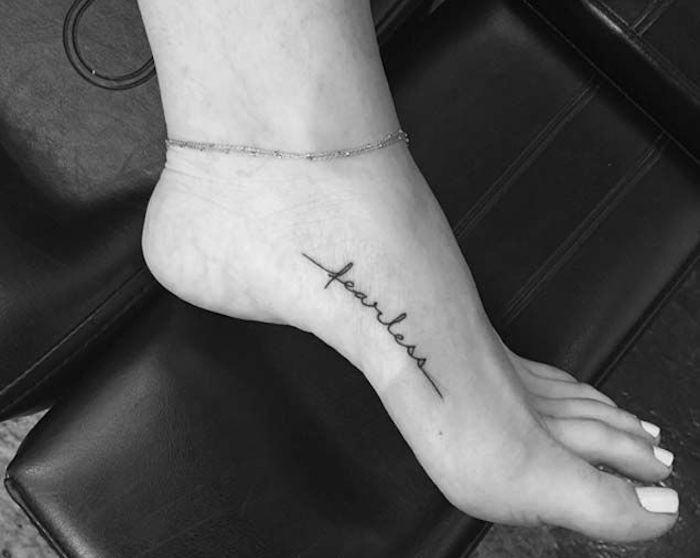 tatoo pied femme ecriture tatouage phrase cheville coté pieds fearlesss