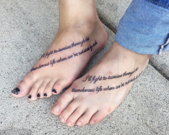 tatoo cheville tatouage phrase écriture pieds de femme idée de motif