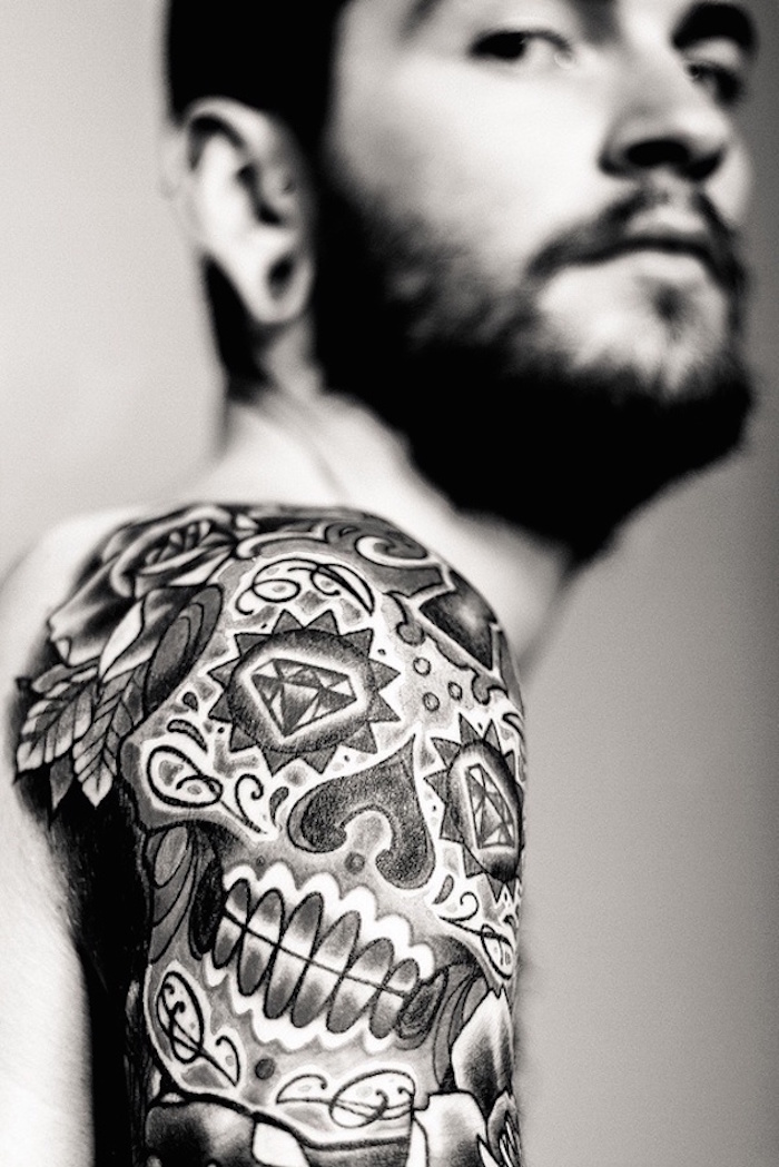tatouage mexicain homme tete de mort calavera tattoo epaule