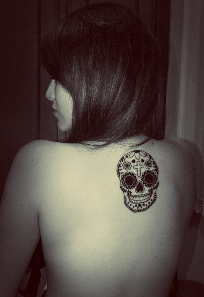 tatouage tete de mort femme exicaine fete des mort dans le dos