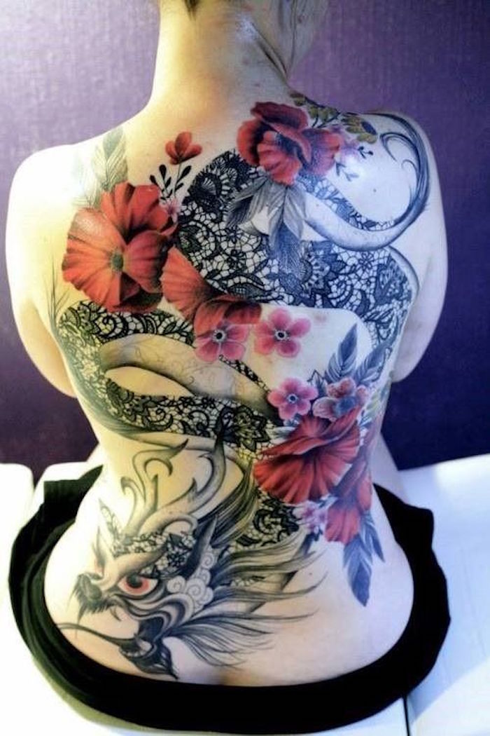 tatouage dragon japonais dans le dos entier femme fleurs