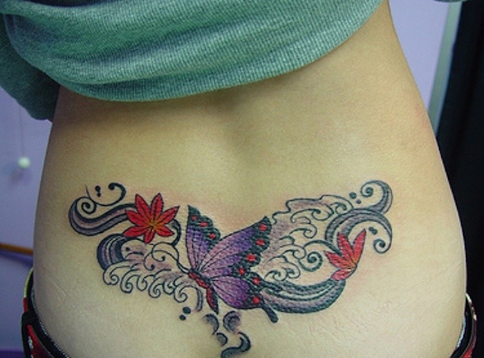 tatouage femme bas du dos paillon couleurs tattoo fleurs