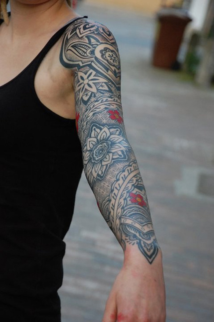 tatouage bras complet homme noir et blanc fleurs tattoo femme rosace