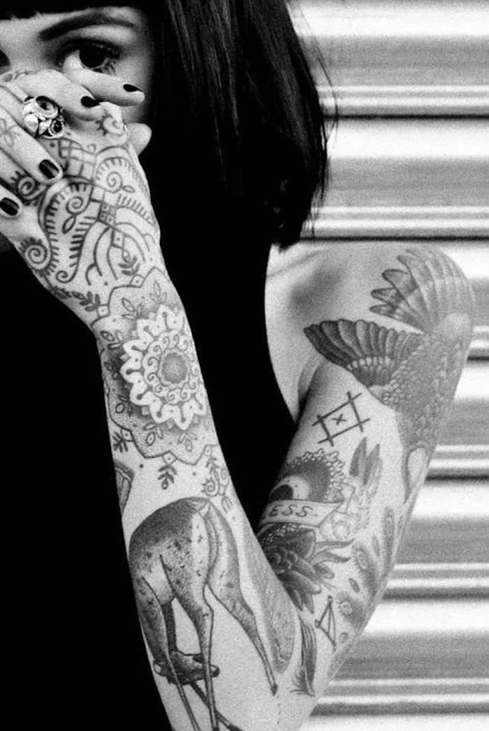 tatouages femme bras entier noir et blanc old school idées tattoo filles