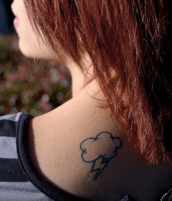 petit tattoo epaule nuage et eclair simple et discret femme
