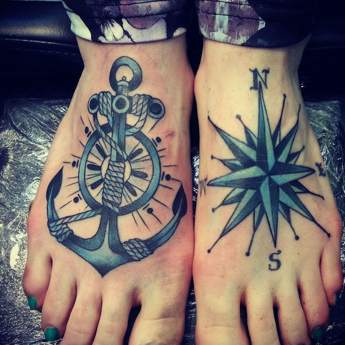 tatouages pieds femme ancre marine boussole idée tattoo pied