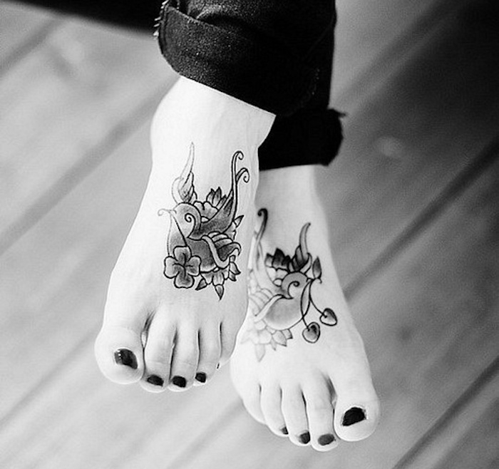 tatouages pieds femme tattoo hirondelle dessus de pied