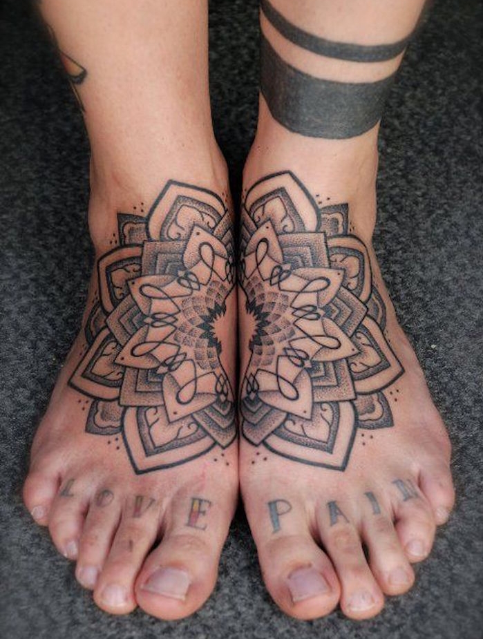 tatouage au pied complementaire mandala symetrique pieds