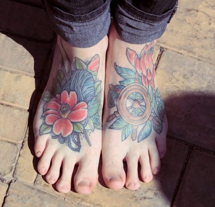 tatouage sur le pied femme fleurs couleurs plantes