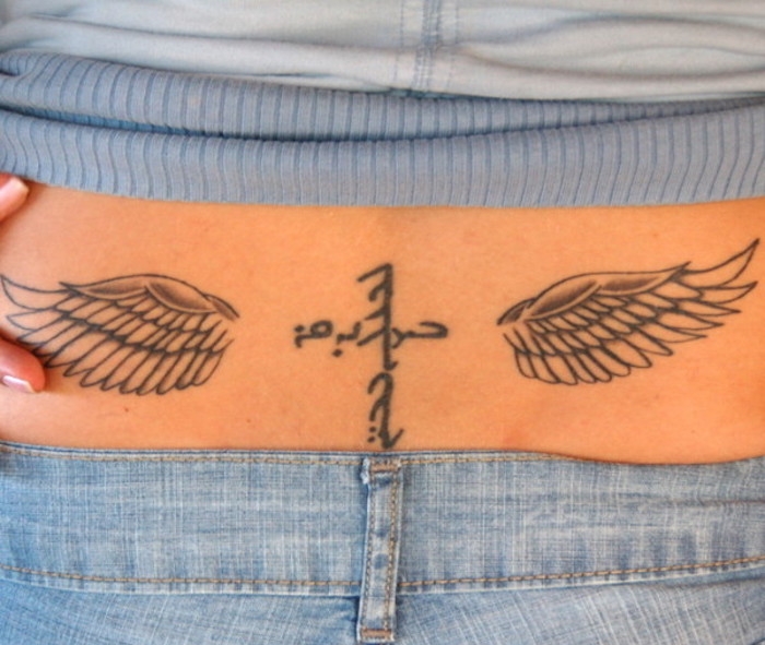 tatouage femme bas du dos ailes tattoo aile hanche