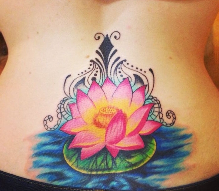 tatouage femme dos fleur de lotus rose tattoo fleurs nenuphar