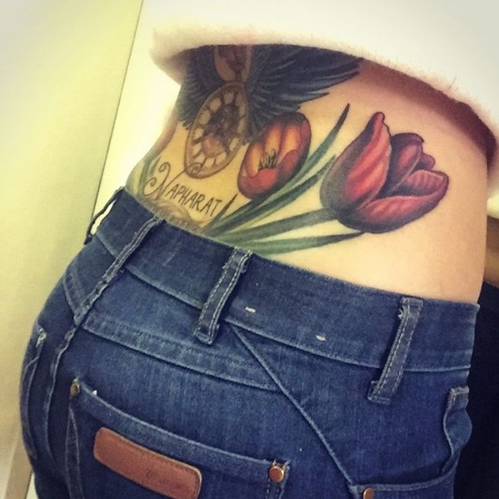 tatouage femme dos bas tulipes tattoo tulipe rouge
