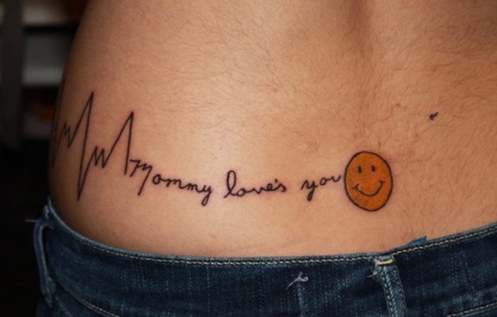petit tatouage dos femme homme humoristique tattoo smiley