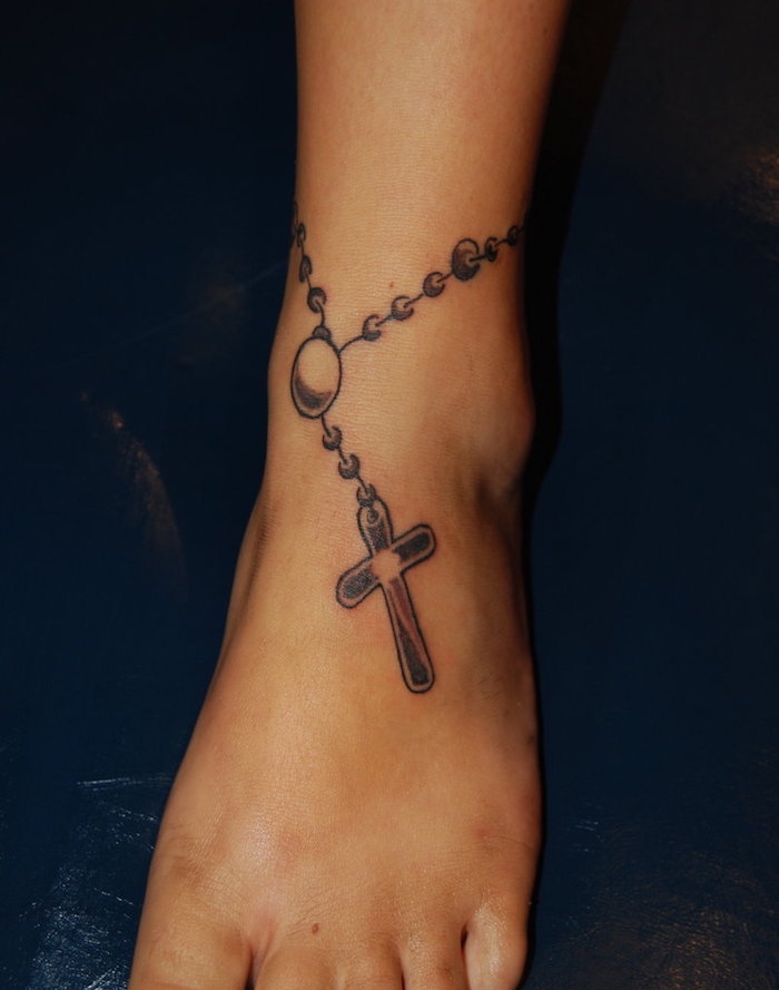 tatouage cheville chaine croix chrétienne idée tattoo pied femme