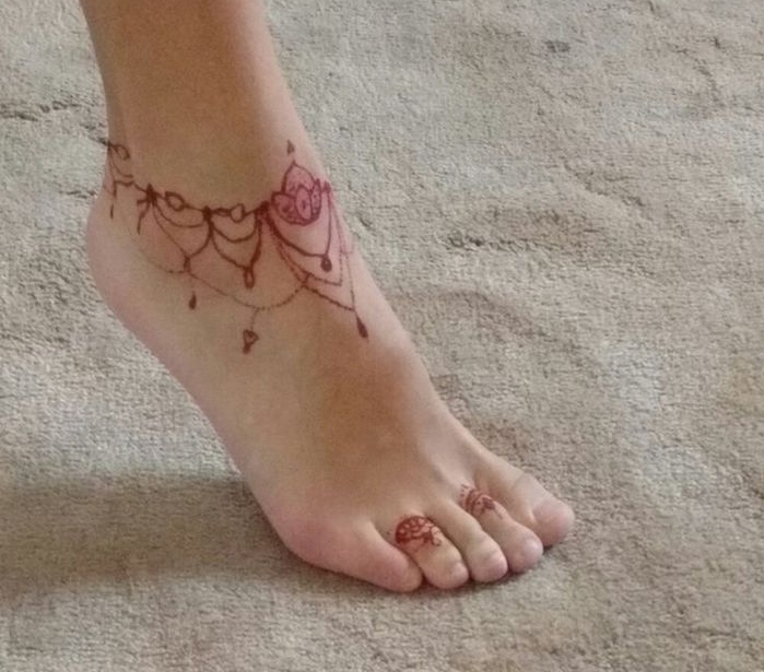 idées tatouage cheville femme style bracelet mandala henné au pied