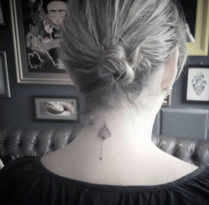 tatouage feminin tatoo femme idée tatouages nuque petit tattoo fin cou