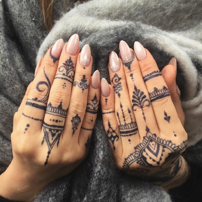 tattoo dentelle, jolies figures tatouées sur les mains, motifs orientaux
