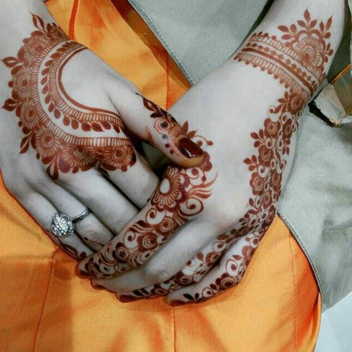 tattoo dentelle, henné sur les mains, couleur orange, tatouage femme autour du poignet