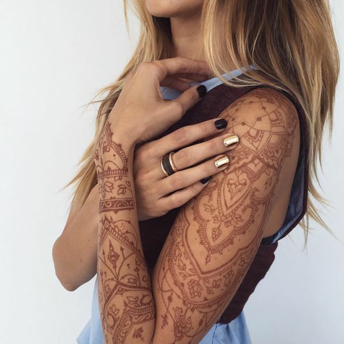 tattoo dentelle, manchette tatouage femme, henné main, manucure en noir et doré