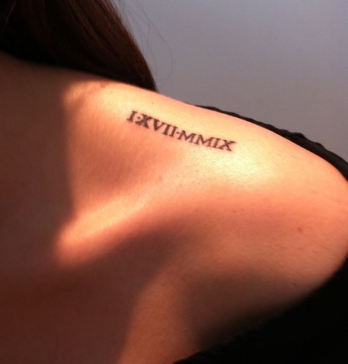 tattoo épaule femme nombre chiffre romains date rencontre idée tatoo