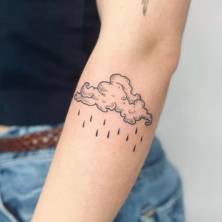 tattoo graphique avant bras femme petit dessin nuage pluie