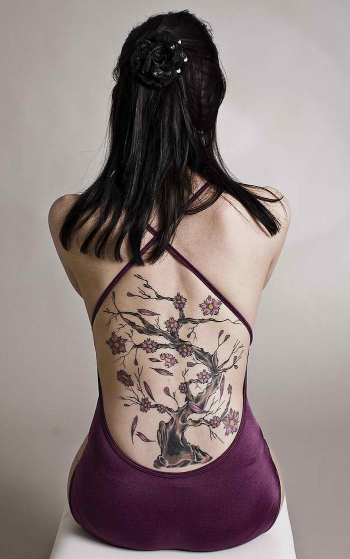 tatouage bonsai japonais dos de femme avec fleurs type cerisier