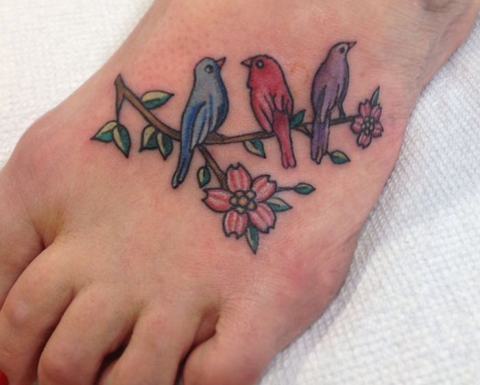 tatouage femme pied cheville fleur tattoo oiseau sur les pieds