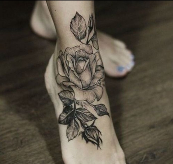 tatouage rose sur le pied tattoo tatoo cheville femme motif fleurs