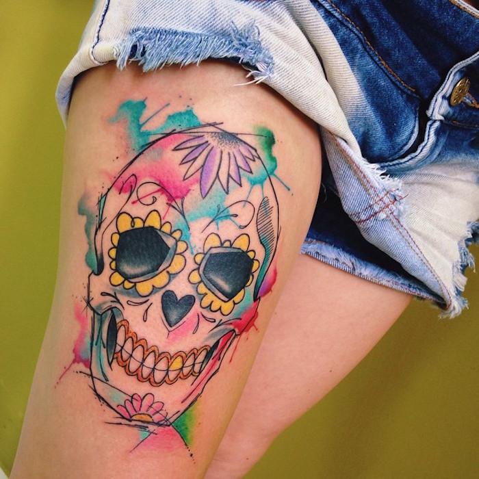 tatouage tete de mort mexicaine femme sur la cuisse couleur