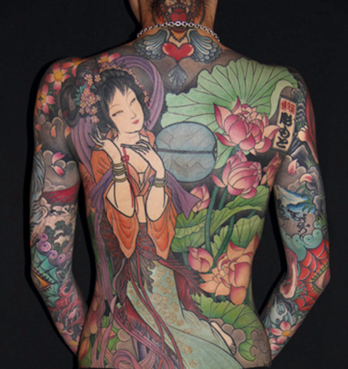 tattoo japonais femme dos complet tatouage geisha et fleurs japon fleur de cerisier avant bras pivoine