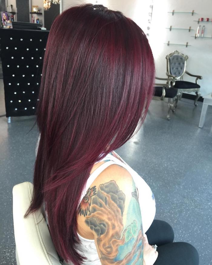 cheveux bordeau, tatto femme, fauteuil victorien, cheveux raids, coloration rouge foncé, cheveux bordeaux