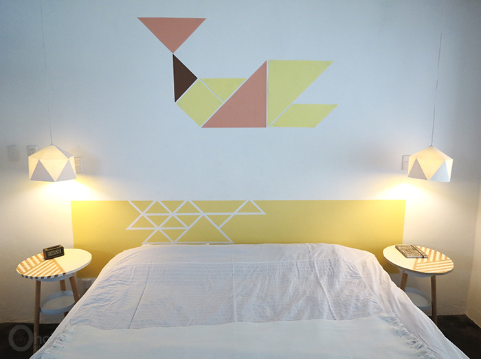 fabriquer une tete de lit originale à motifs géométriques, cadre jaune à triangles et autres triangles de couleurs diverses, diy deco chambre