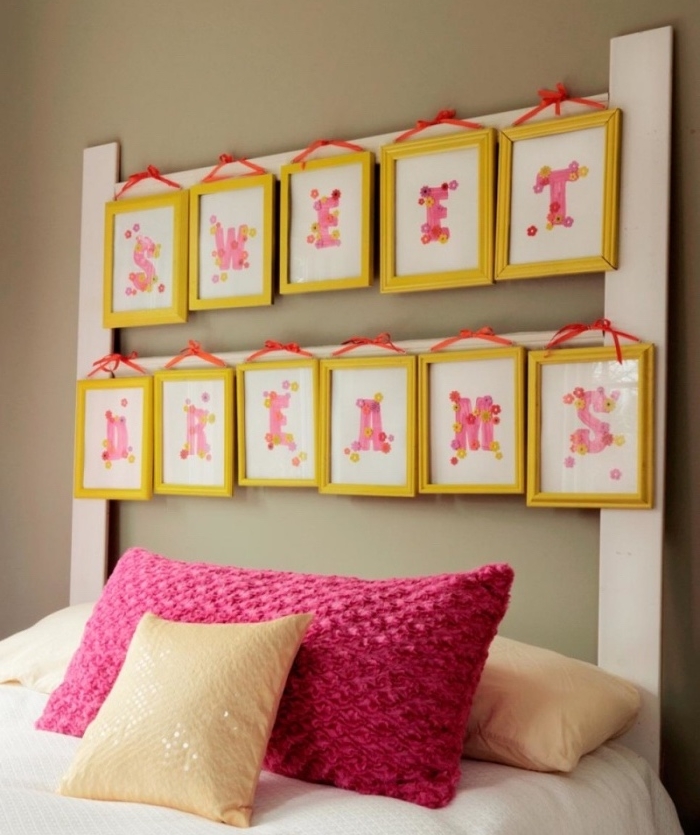 tête de lit à faire soi-même, des candres jaunes avec des lettres roses au dessus du lit, coussins jaunes et rose, linge de lit blanc