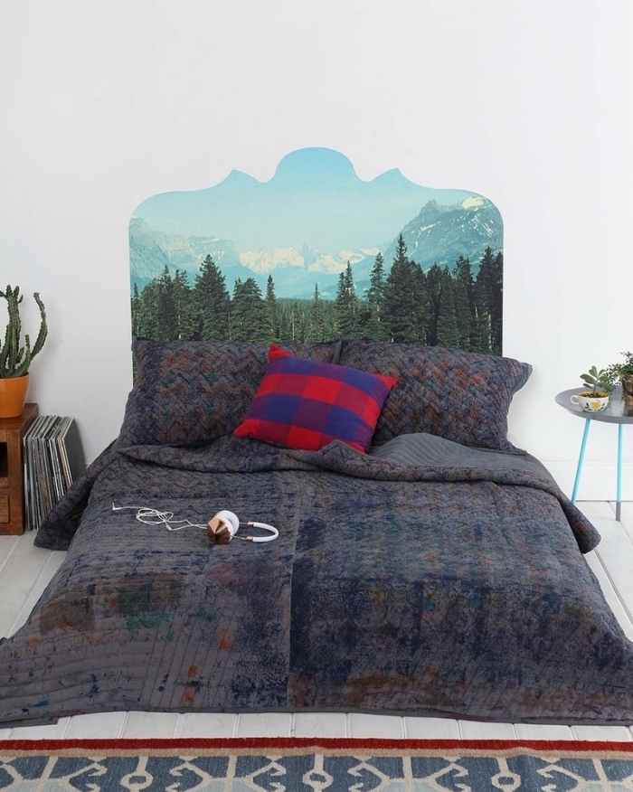 fabriquer une tete de lit soi meme, papier peint motif montagne, derrière un lit posé à même le sol, parquet blanc, linge de lit gris, table de nuit scandinave
