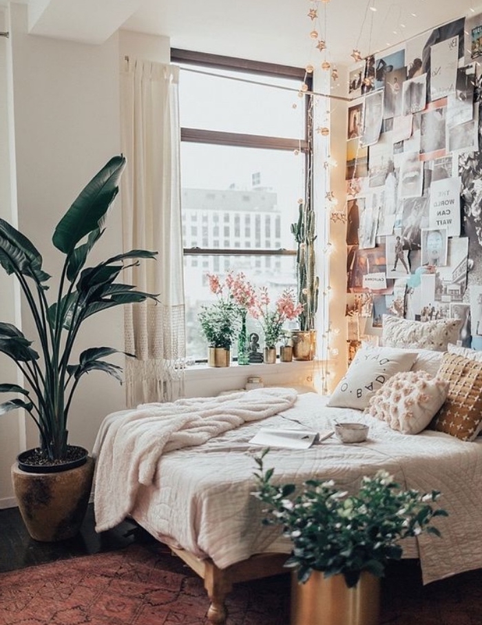 tete de lit a faire soi meme en photos imprimés patchwork mural, linge de lit blanc, tapis oriental, plantes, diy deco chambre