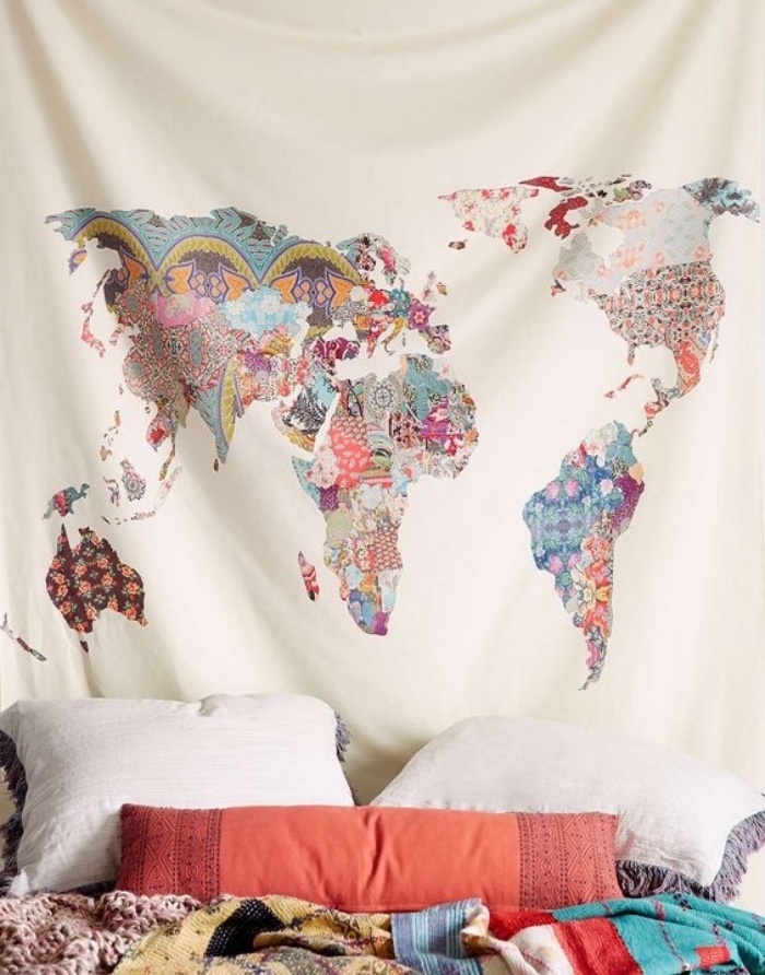 tete de lit a faire soi meme en toile, imprimé carte du monde multicolore, linge de lit multicolore, motif orientaux
