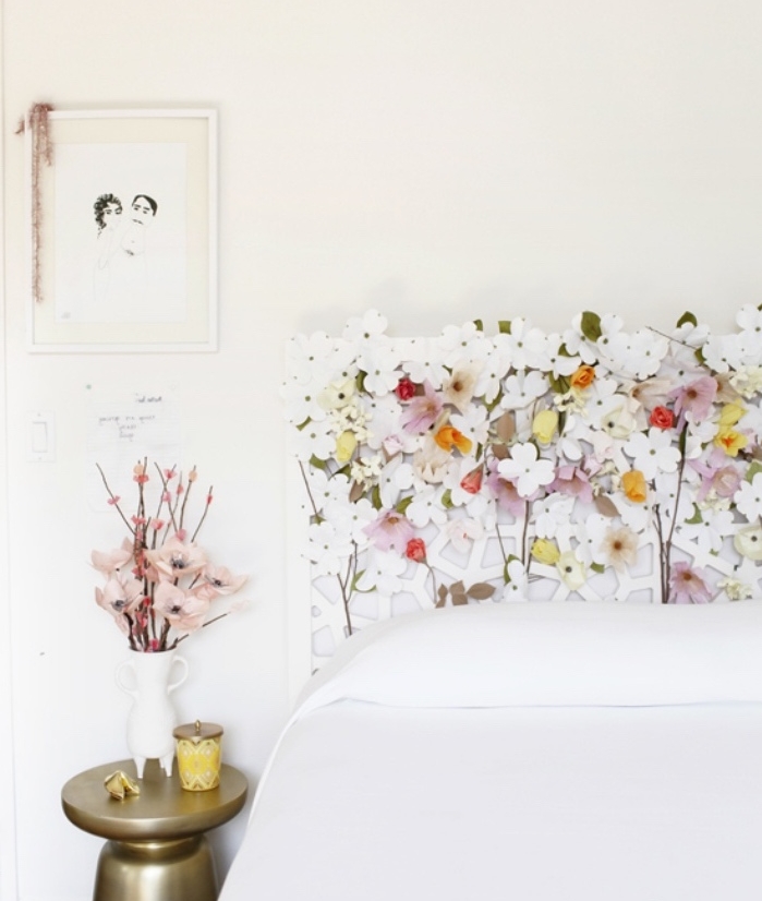 fabriquer une tete de lit ikea blanche en fleurs en papier multicolores, linge de lit blanc, table de nuit dorée